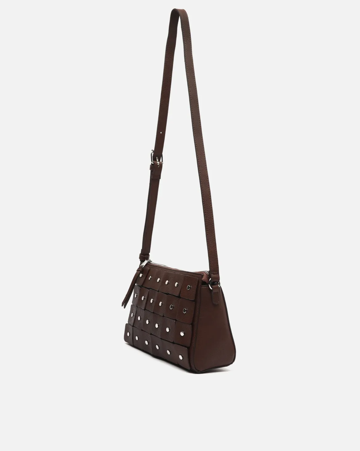 Bolso bandolera con detalles metálicos