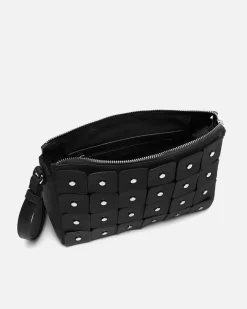 Bolso bandolera con detalles metálicos