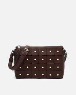 Bolso bandolera con detalles metálicos