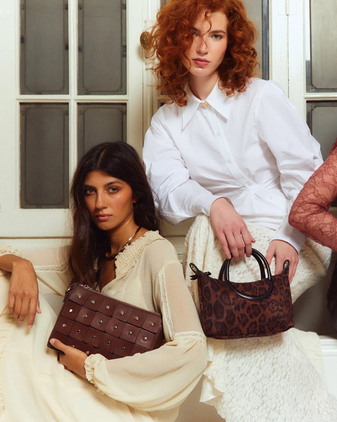 Bolso bandolera con detalles metálicos