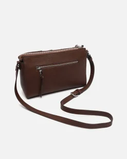 Bolso bandolera con detalles metálicos
