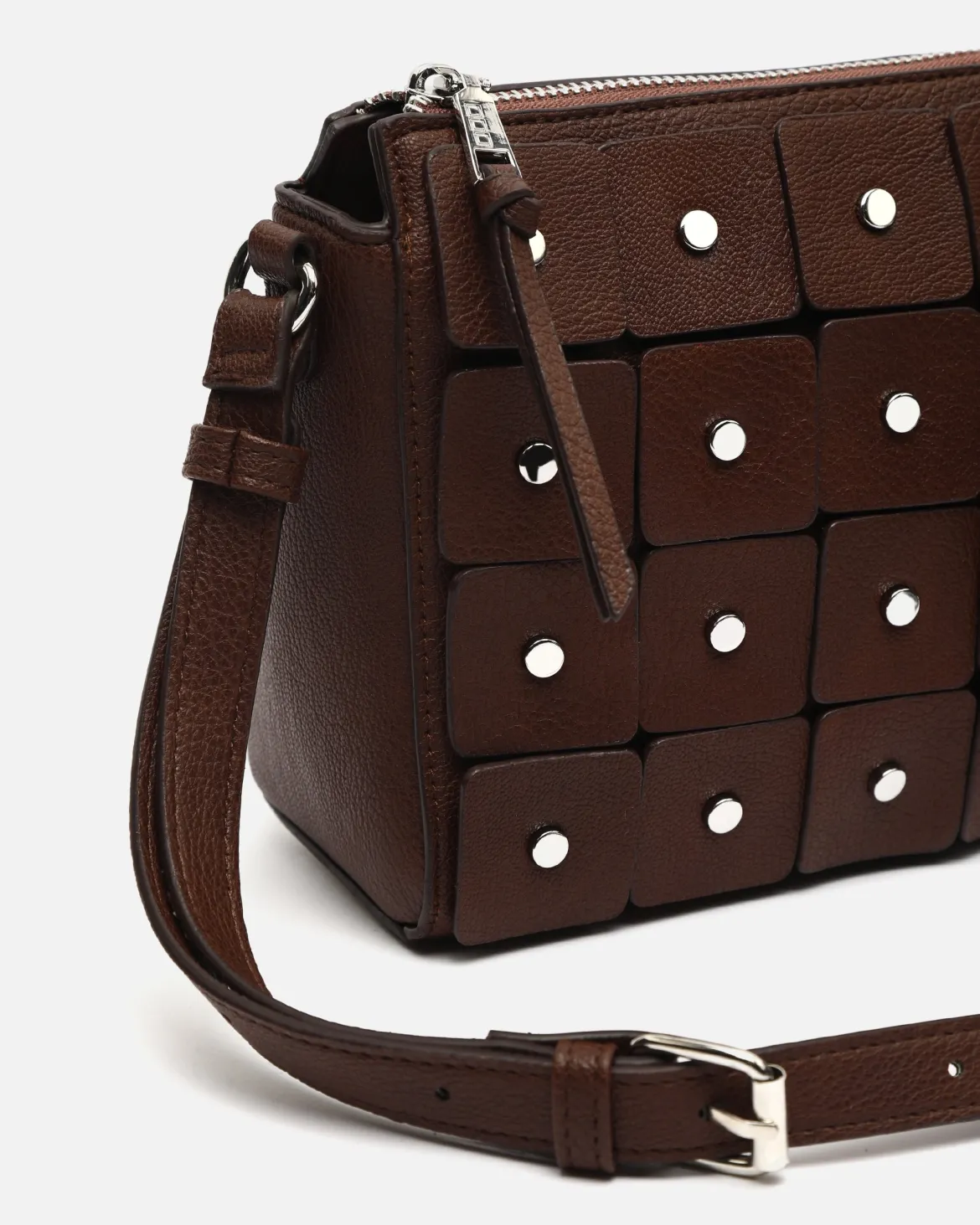 Bolso bandolera con detalles metálicos