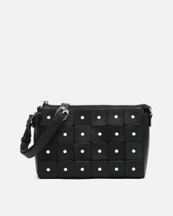 Bolso bandolera con detalles metálicos