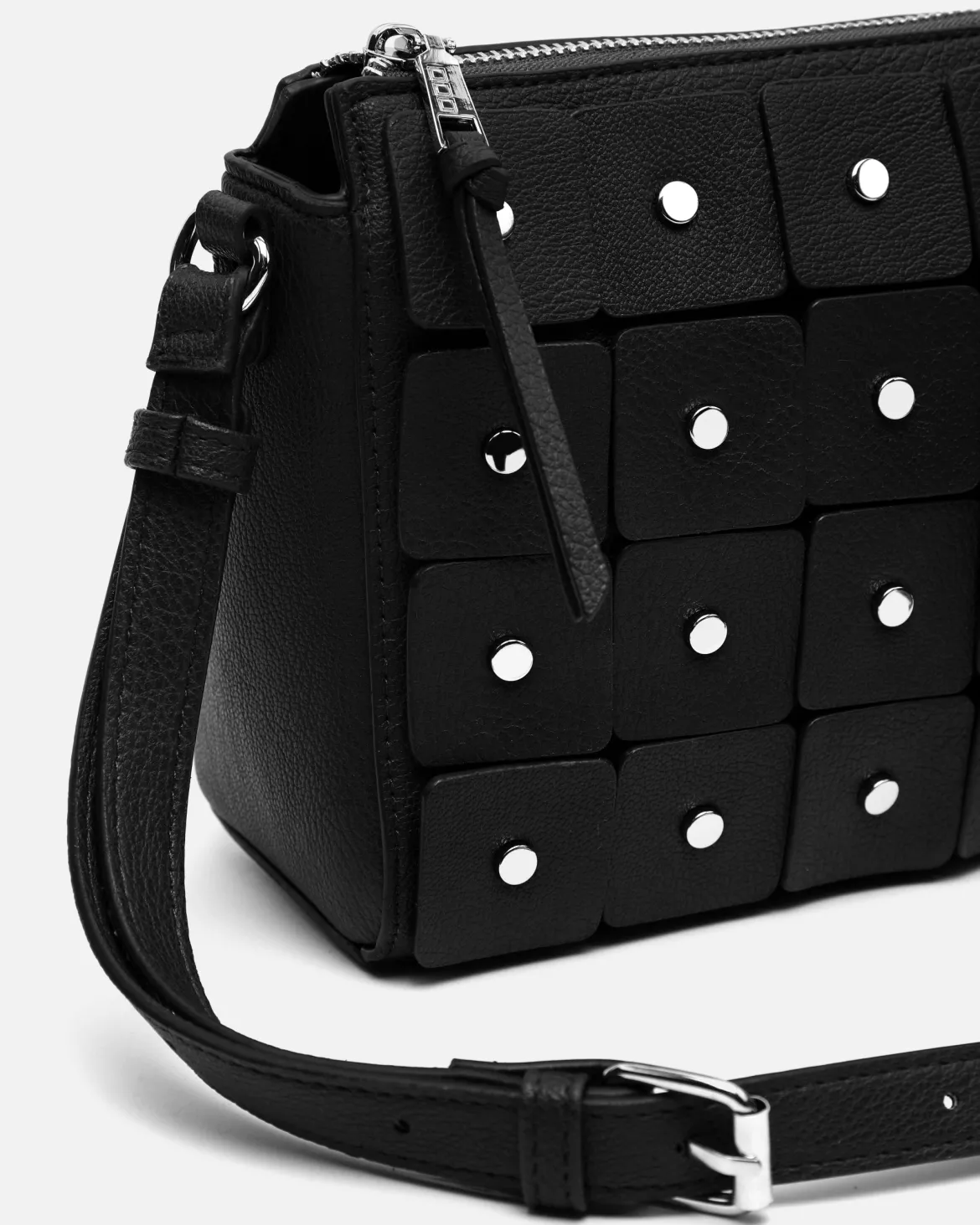 Bolso bandolera con detalles metálicos