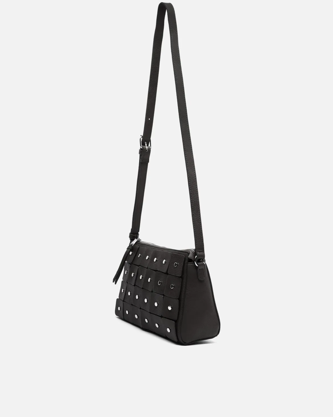 Bolso bandolera con detalles metálicos