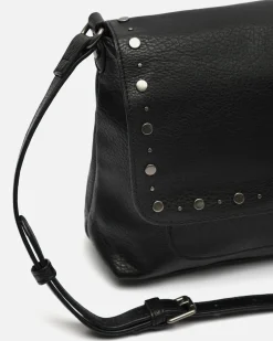 Bolso bandolera con detalles metálicos