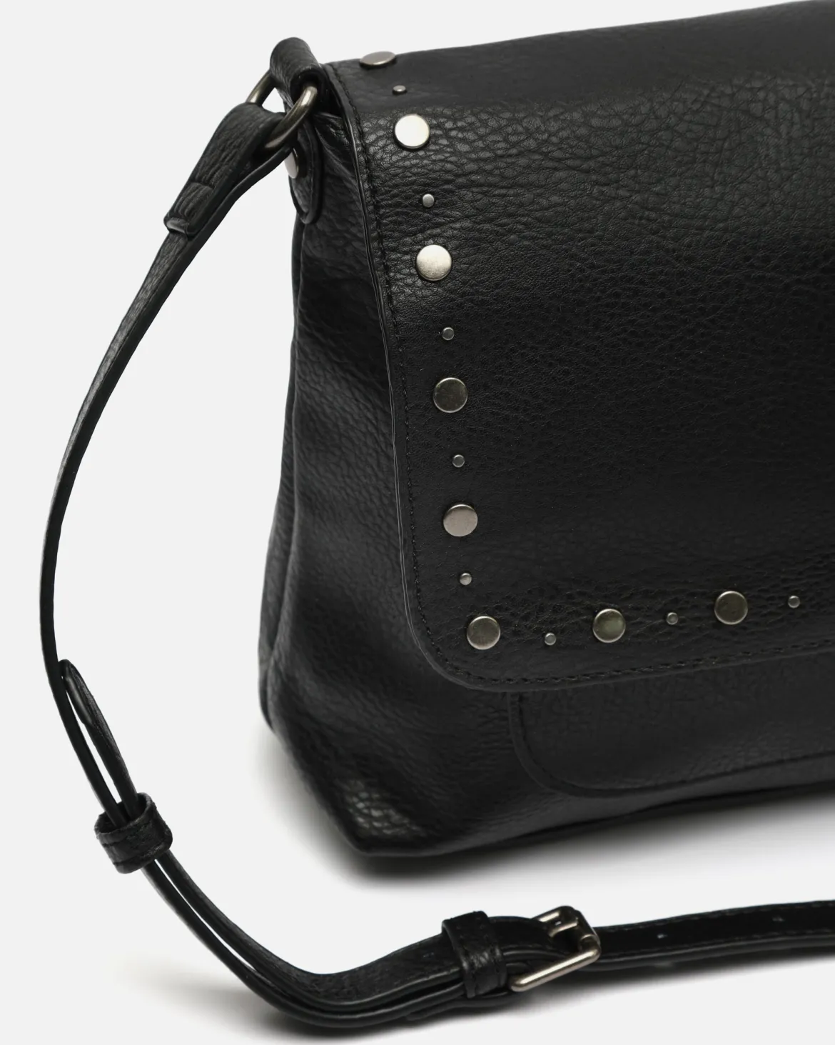Bolso bandolera con detalles metálicos