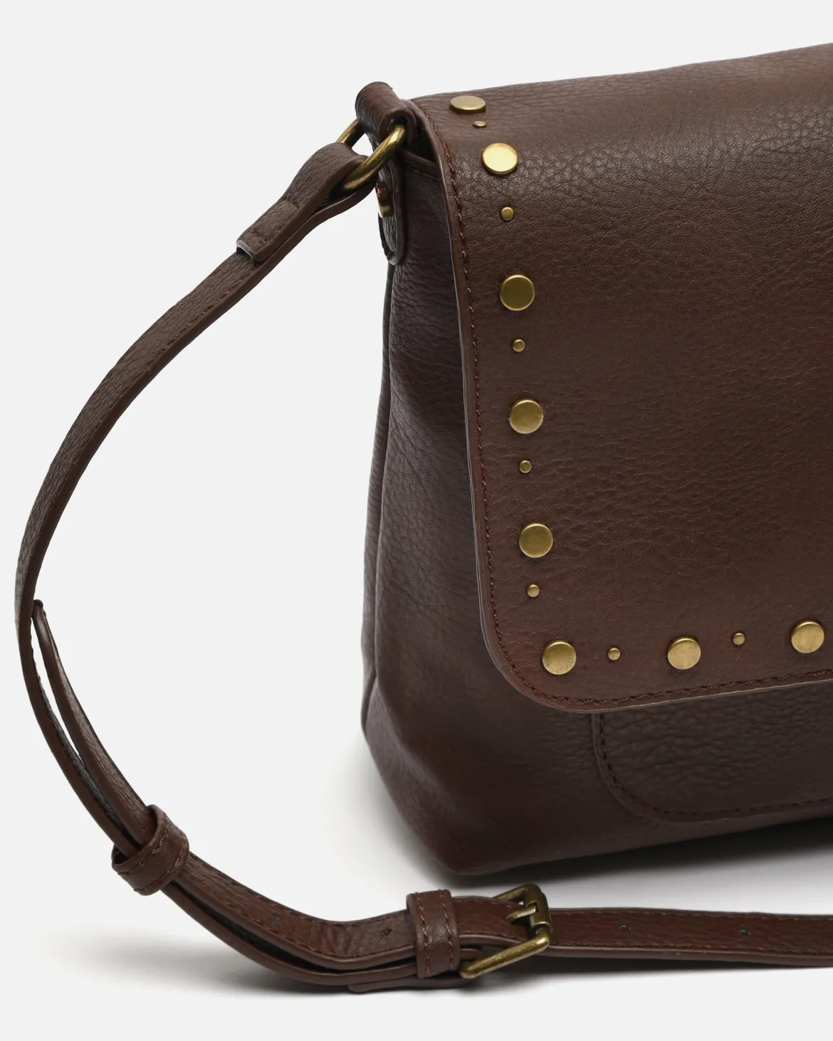 Bolso bandolera con detalles metálicos