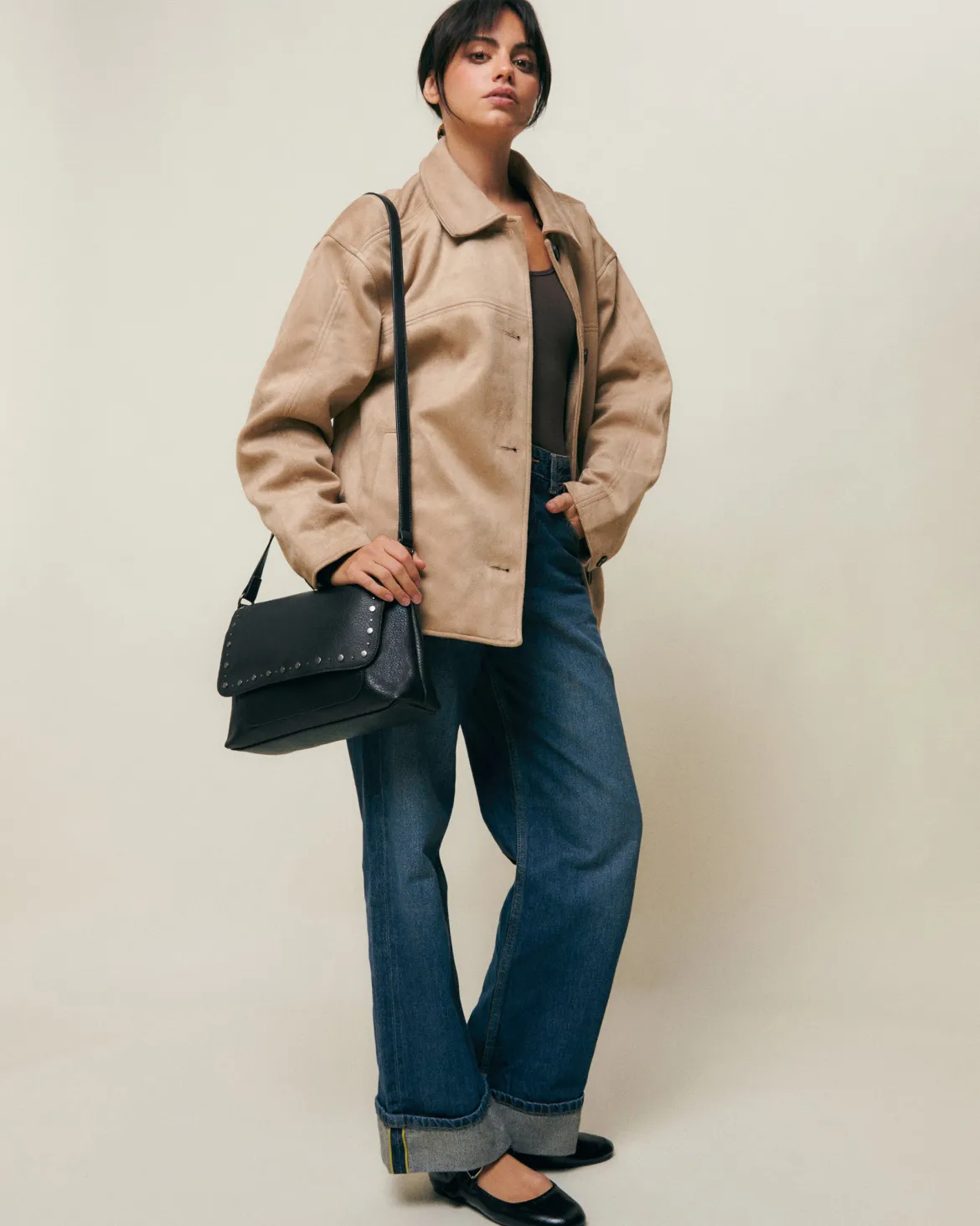Bolso bandolera con detalles metálicos