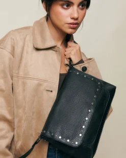 Bolso bandolera con detalles metálicos