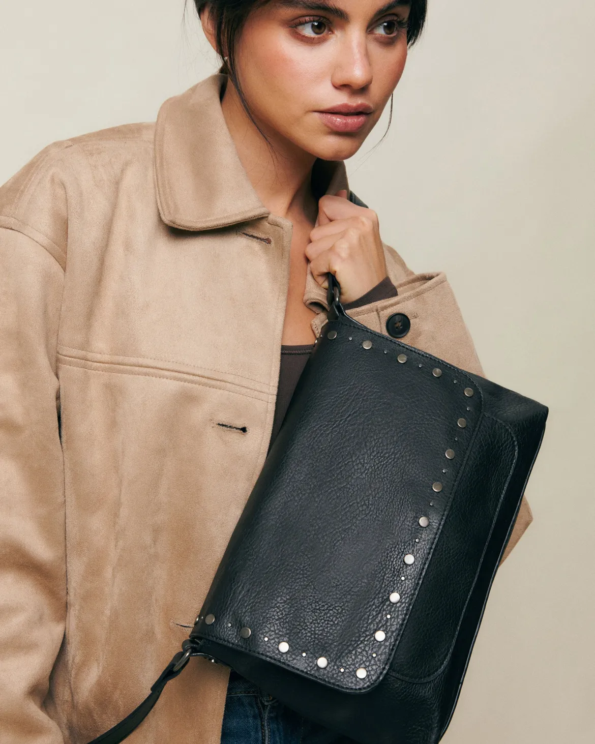 Bolso bandolera con detalles metálicos
