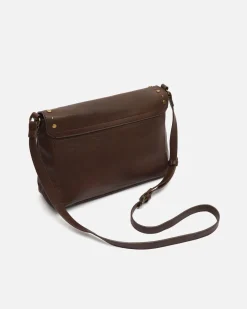 Bolso bandolera con detalles metálicos
