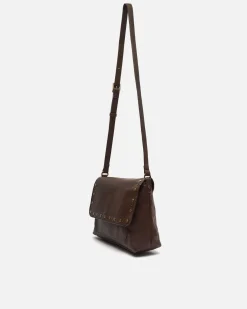 Bolso bandolera con detalles metálicos