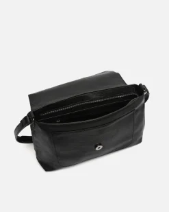 Bolso bandolera con detalles metálicos