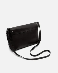 Bolso bandolera con detalles metálicos