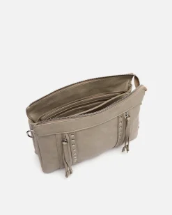 Bolso bandolera con detalles metálicos