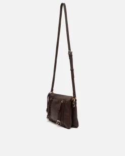 Bolso bandolera con detalles metálicos