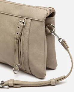 Bolso bandolera con detalles metálicos