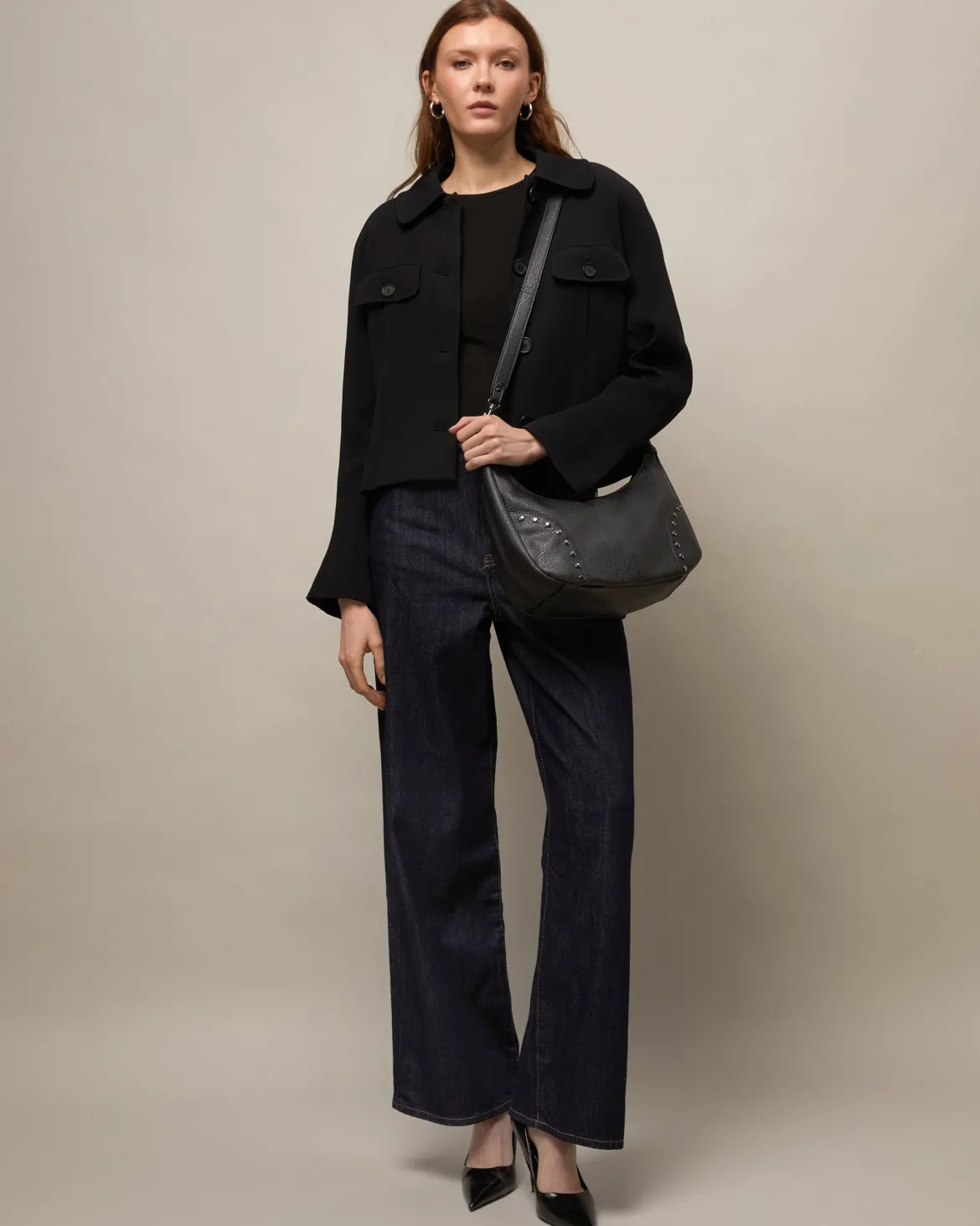Bolso bandolera con detalles metálicos