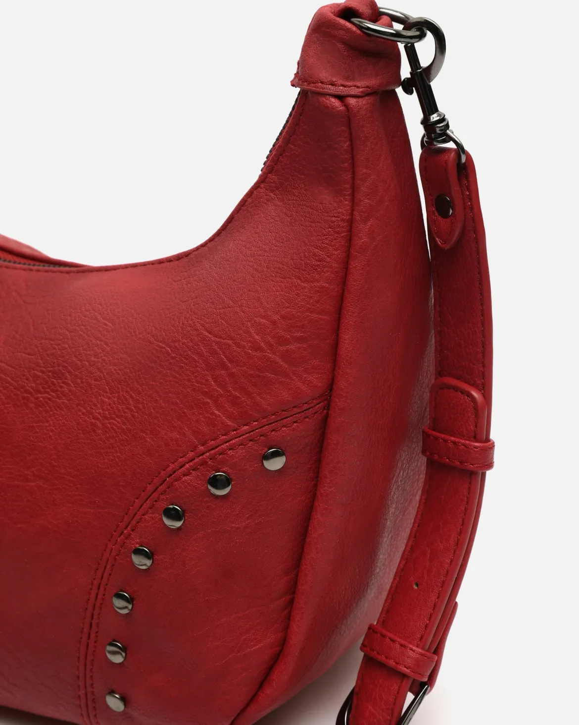 Bolso bandolera con detalles metálicos
