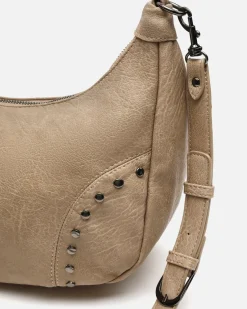 Bolso bandolera con detalles metálicos