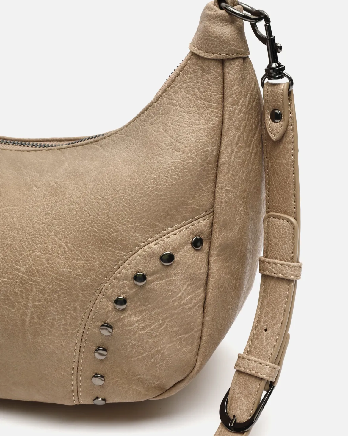 Bolso bandolera con detalles metálicos