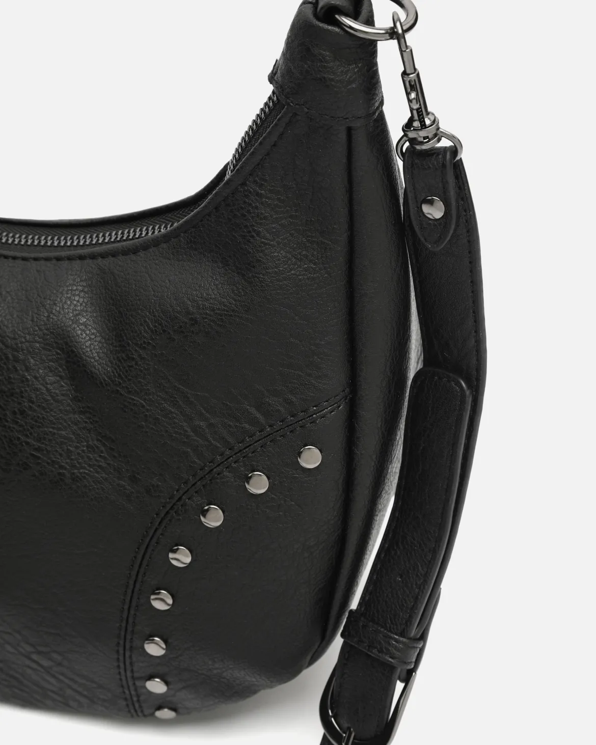 Bolso bandolera con detalles metálicos