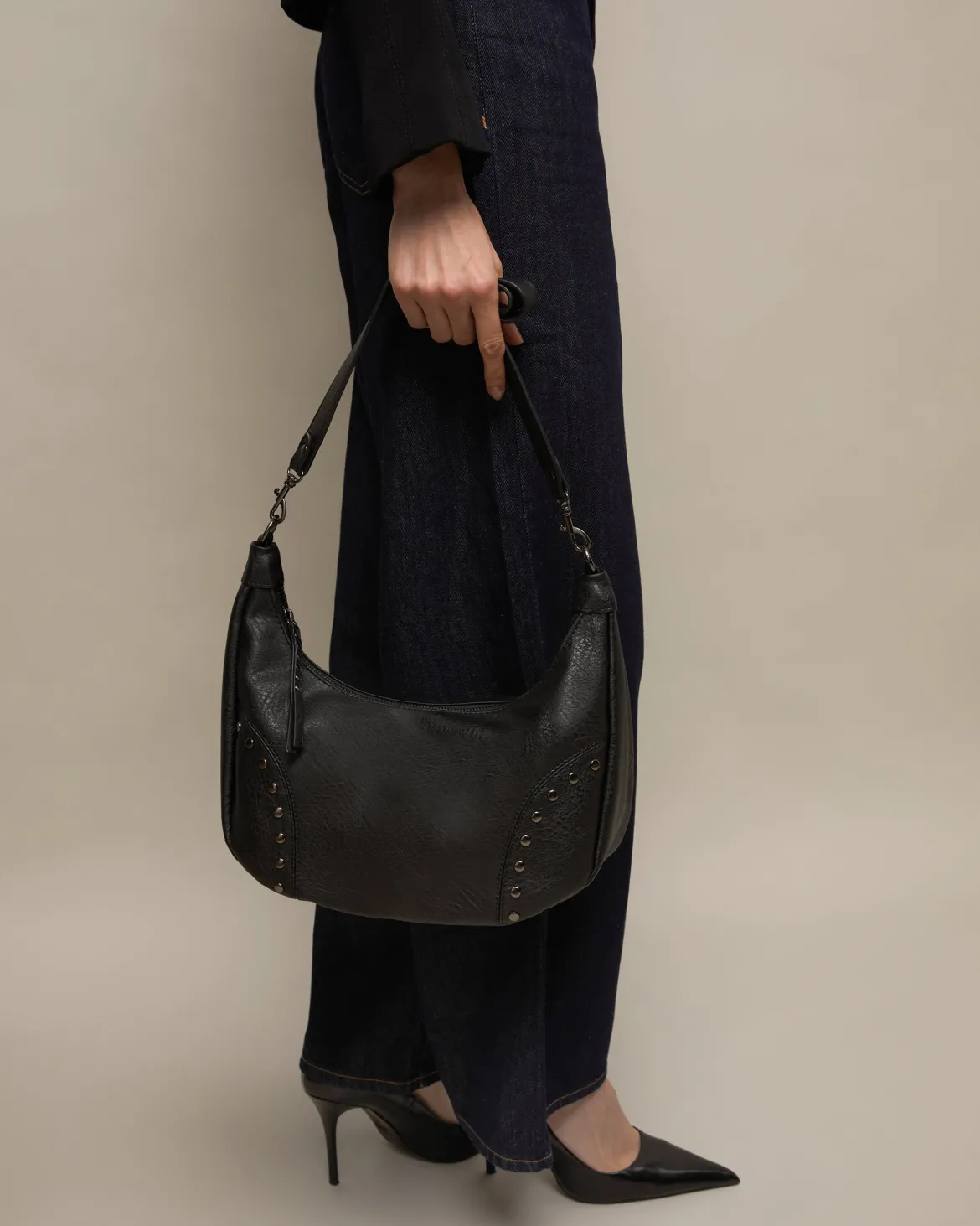 Bolso bandolera con detalles metálicos