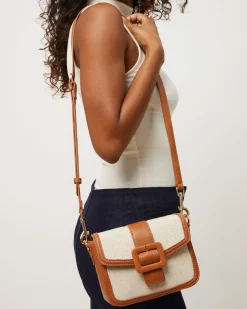 Bolso bandolera con solapa efecto rafia