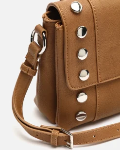Bolso bandolera con solapa y detalles metálicos
