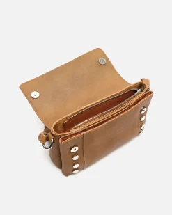 Bolso bandolera con solapa y detalles metálicos