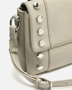 Bolso bandolera con solapa y detalles metálicos