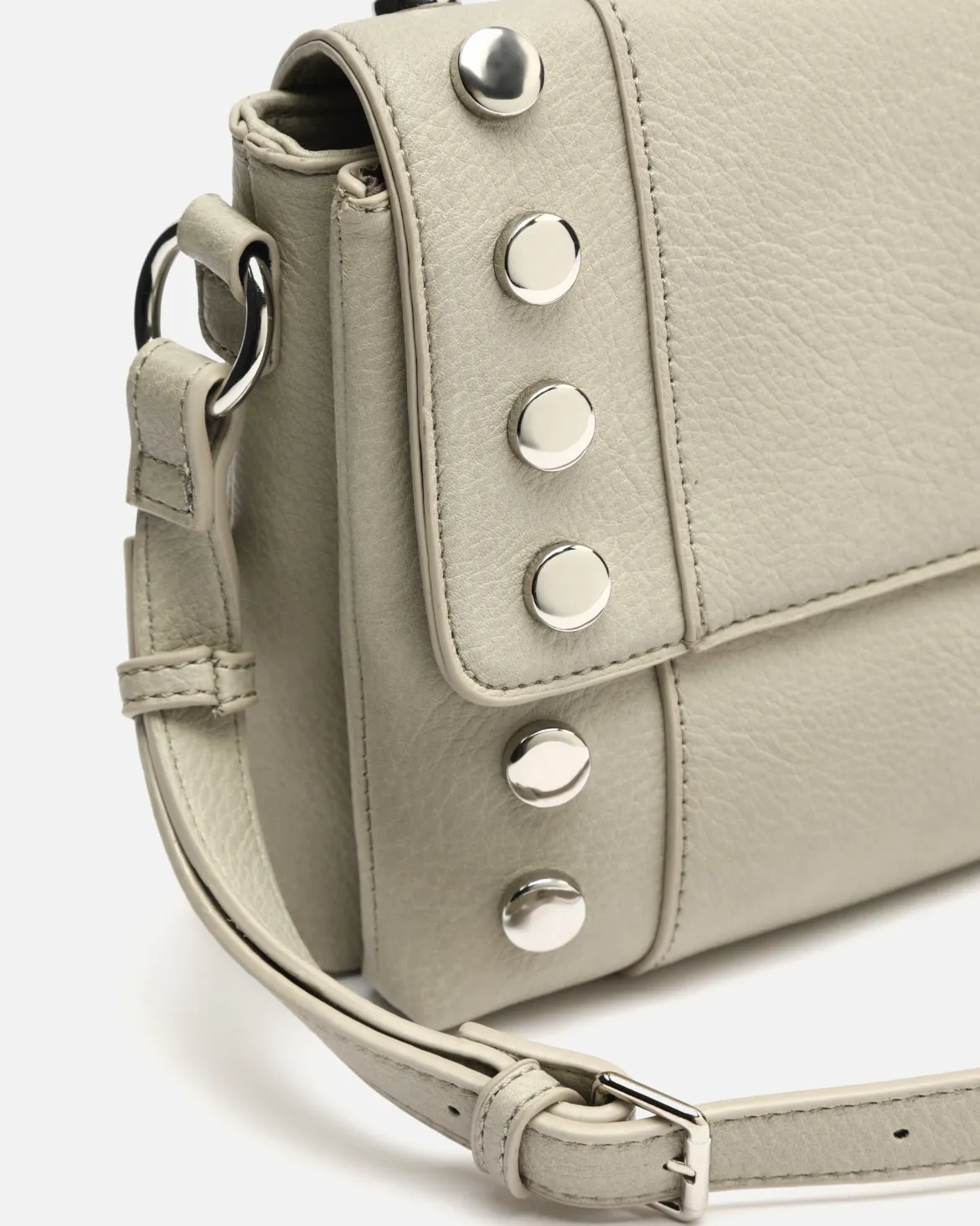 Bolso bandolera con solapa y detalles metálicos