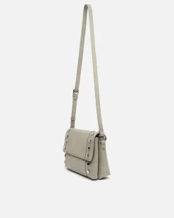 Bolso bandolera con solapa y detalles metálicos