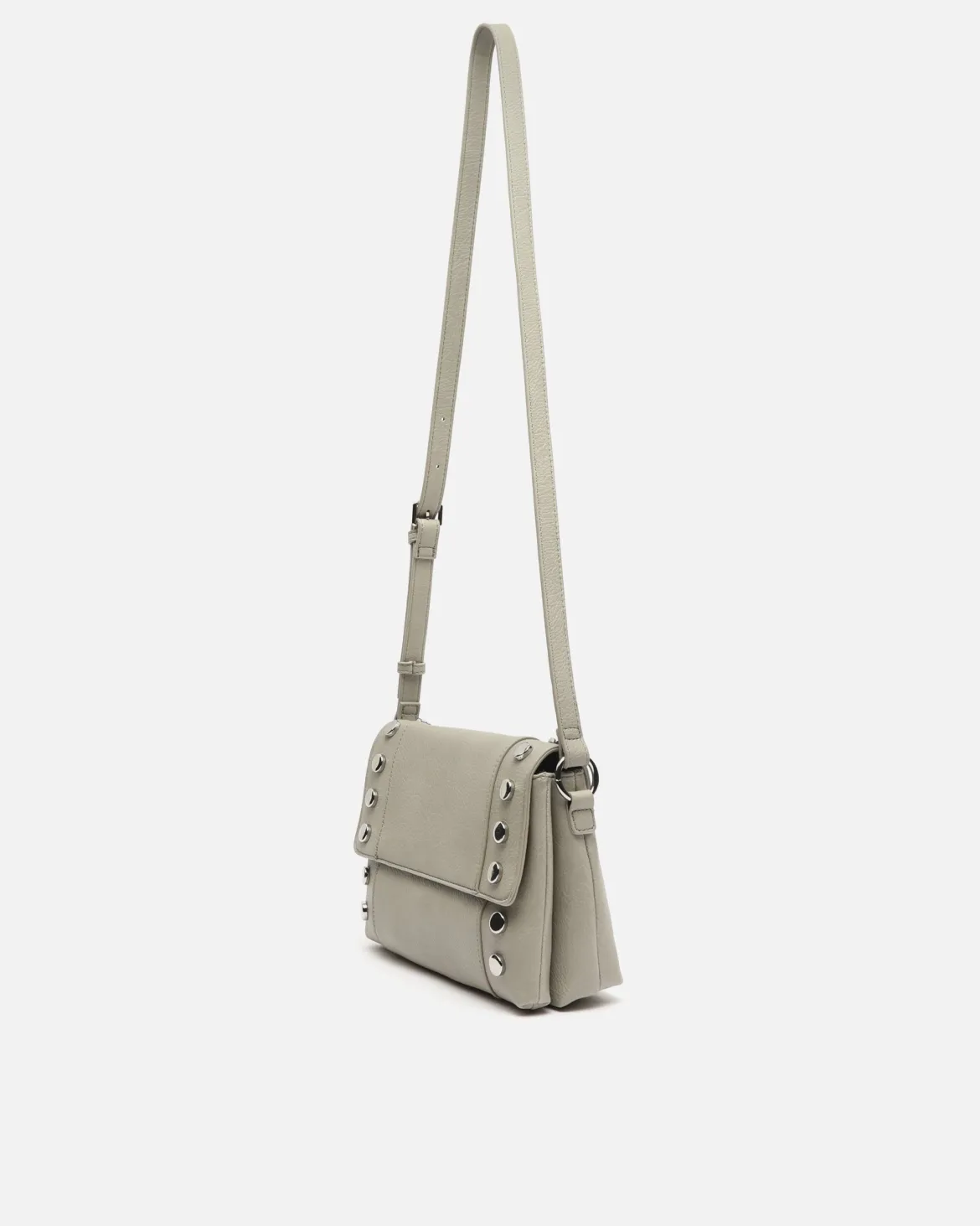 Bolso bandolera con solapa y detalles metálicos