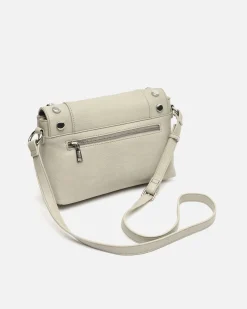 Bolso bandolera con solapa y detalles metálicos