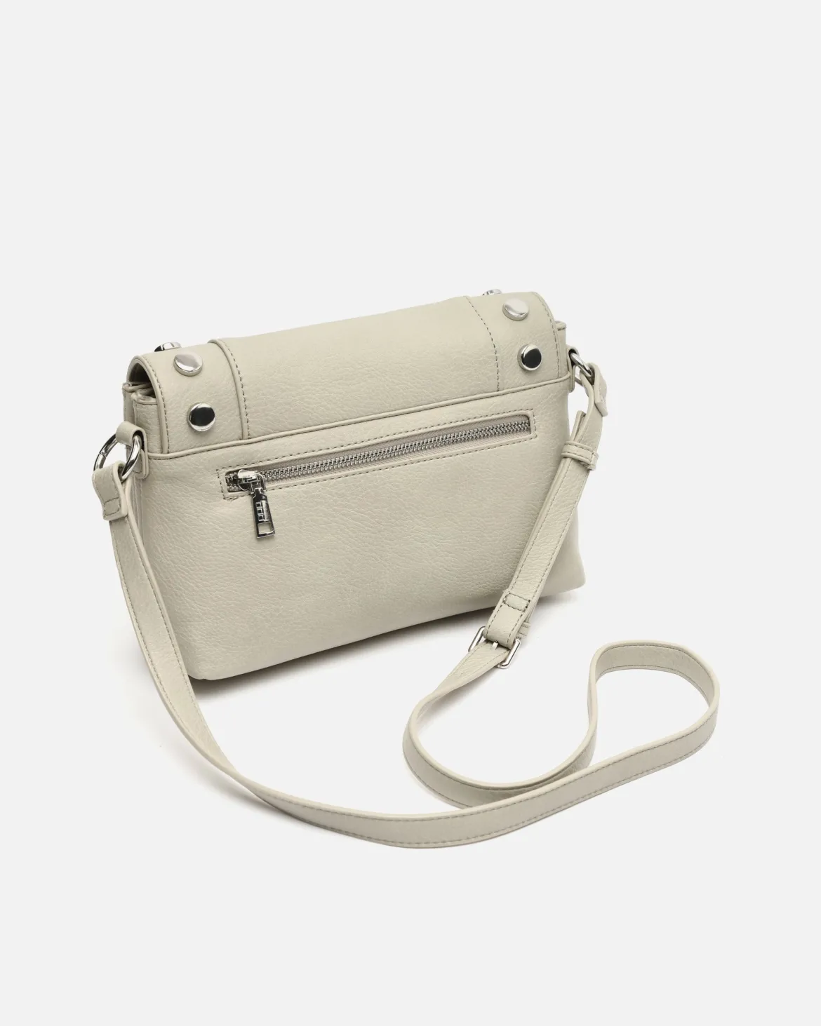 Bolso bandolera con solapa y detalles metálicos