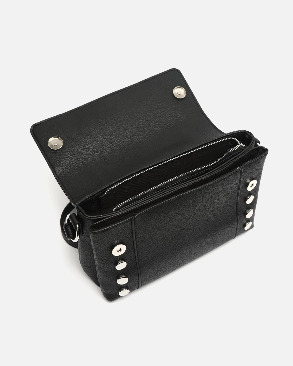 Bolso bandolera con solapa y detalles metálicos
