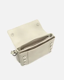 Bolso bandolera con solapa y detalles metálicos