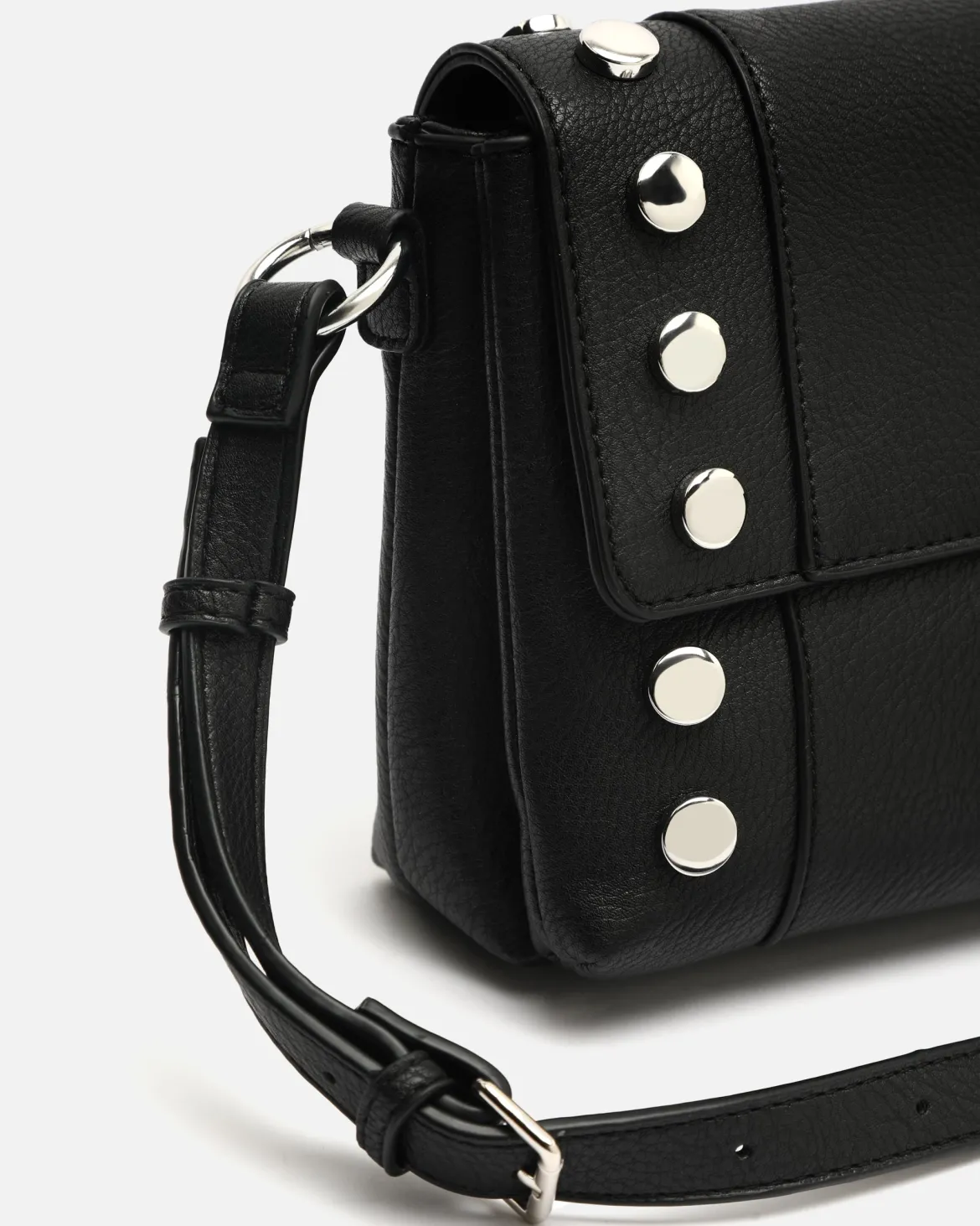 Bolso bandolera con solapa y detalles metálicos