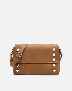 Bolso bandolera con solapa y detalles metálicos
