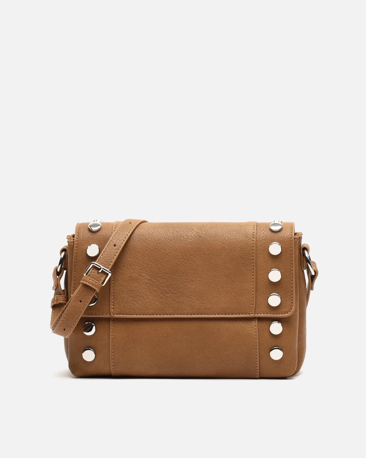 Bolso bandolera con solapa y detalles metálicos