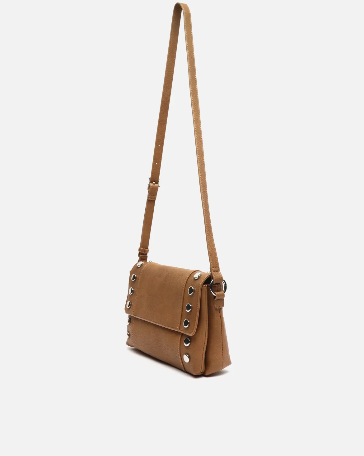 Bolso bandolera con solapa y detalles metálicos