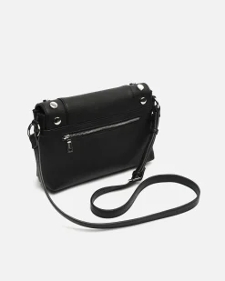 Bolso bandolera con solapa y detalles metálicos