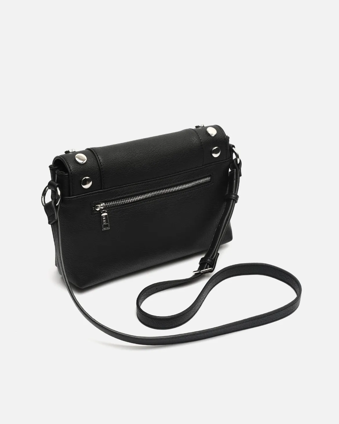 Bolso bandolera con solapa y detalles metálicos
