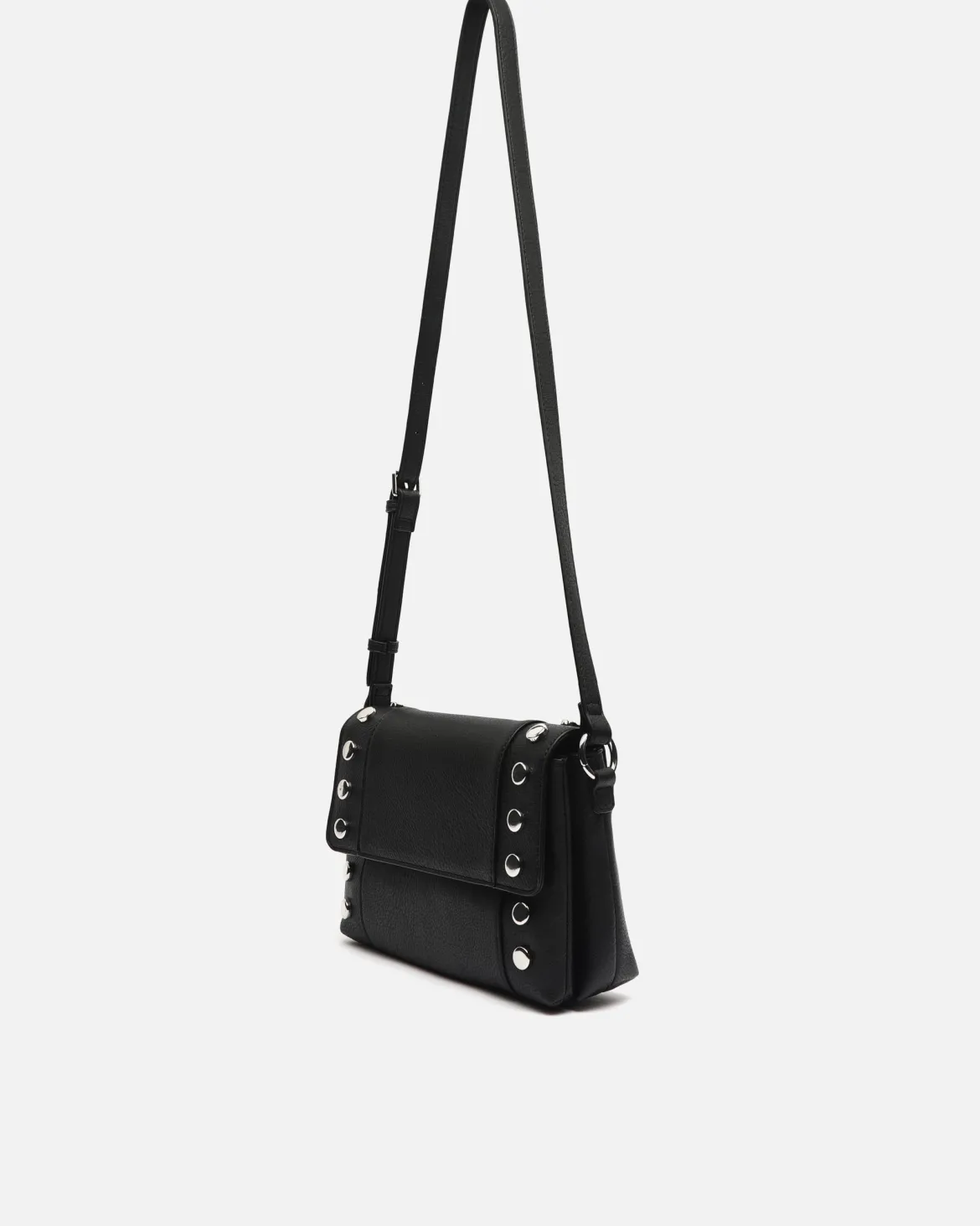 Bolso bandolera con solapa y detalles metálicos