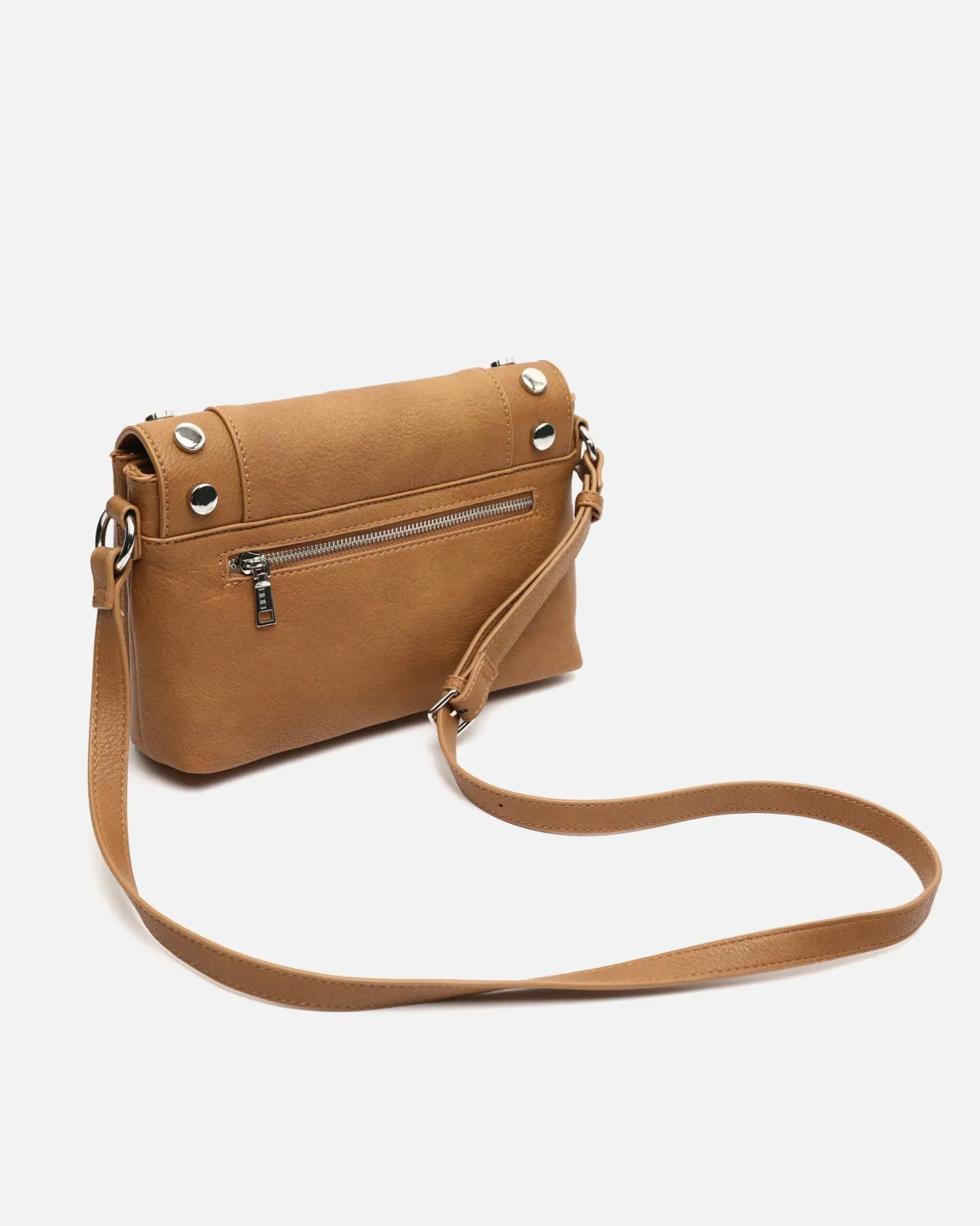 Bolso bandolera con solapa y detalles metálicos