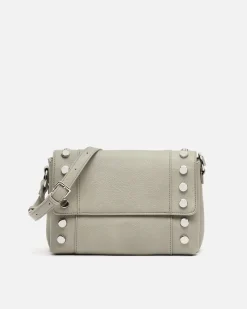 Bolso bandolera con solapa y detalles metálicos