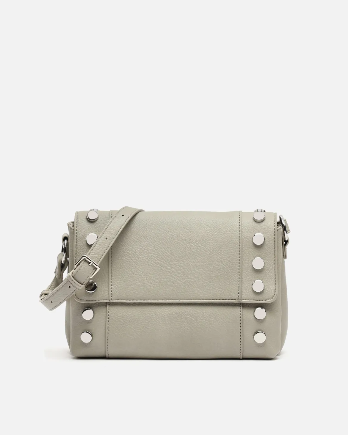 Bolso bandolera con solapa y detalles metálicos