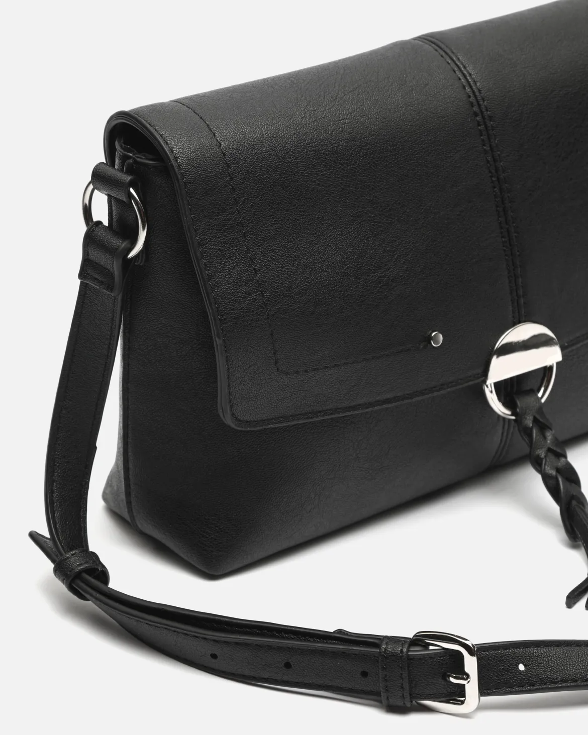 Bolso bandolera con solapa